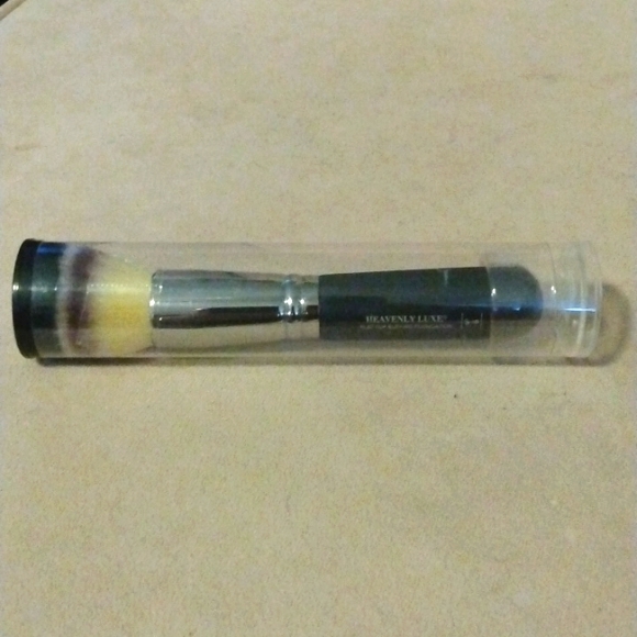 it cosmetics Other - Heavenly Luxe Flat Top Buffing Foundation Brush #6